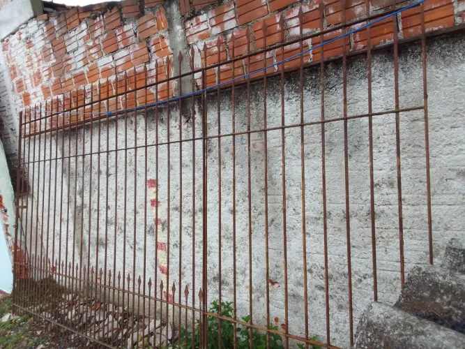 Portão de ferro maciço medindo 2mt de altura por 3.60mt. de comprimento com roldanas