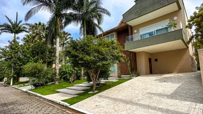 Casa Moderna à Venda no Condomínio Granville Guarujá