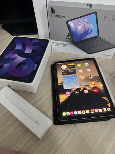iPad Air 5 (M1) 64GB Purple + Apple Pencil + Capa Teclado Bettdow (Completo na Caixa)