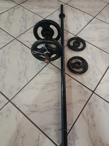 Uma barra com um halteres de 8 kg e duas anilhas de 1 kilo