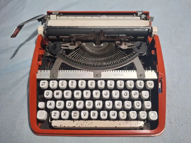 Maquina de escrever hermes laranja