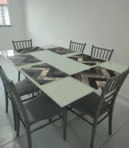Mesa branca com vidro em cima