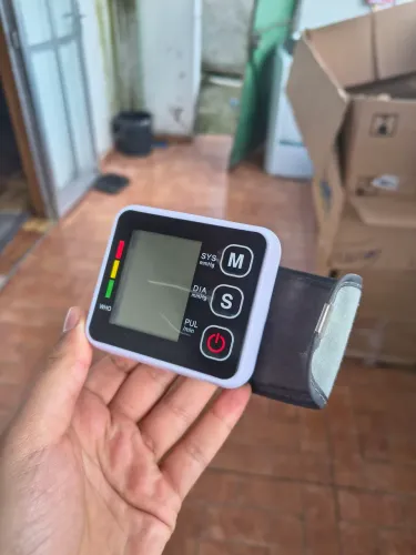 Vendo aparelho de pressão digital de pulso.