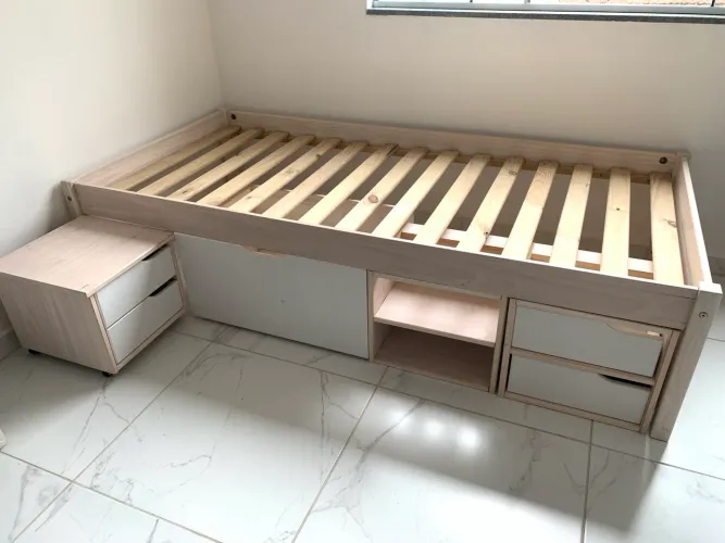 Cama Solteiro 1 Mesa de Cabeceira, 3 Gavetas e Nichos Madeira Maciça Charme Inter Link