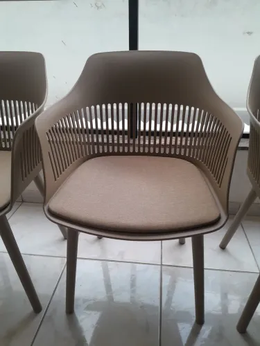 4 cadeiras novas de policarbonato com assento em espuma design moder