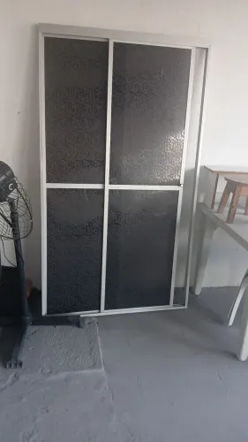 Box pra banheiro em alumínio e acrílico med 1,85 x 1,05semi novo * 