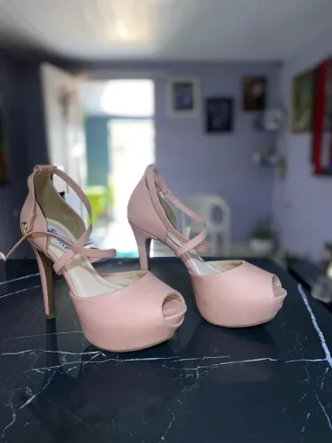 vendo 2 sapatos lindos número 36 valor 200,00