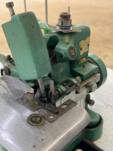 Máquina de costura overlock