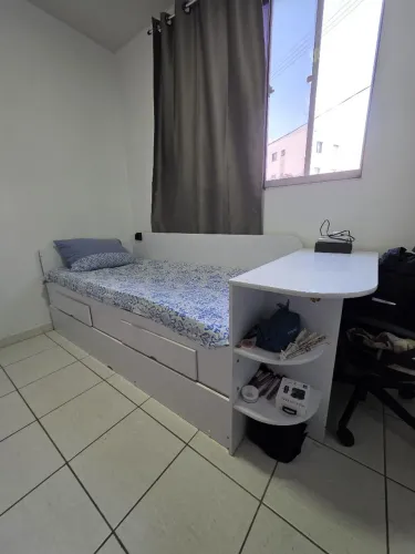 Cama beliche com gavetas e prateleiras 