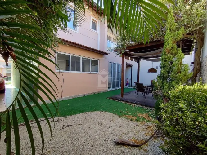 A Lívia Machado Imóveis tem o prazer de alugar esta bela casa de 3 quartos, com 170 m², lo
