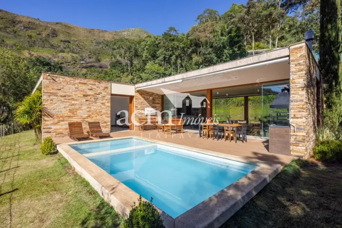 Condomínio Quinta do Lago. Casa linear em condomínio nobre, com arquitetura contemporânea.