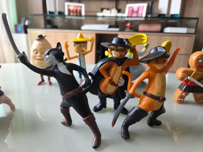 Coleção de bonecos Sherek e Gato de botas da McDonald's 