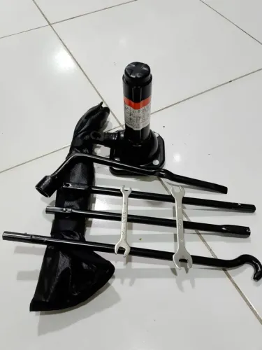 Kit de chaves da Hilux original e macaco 