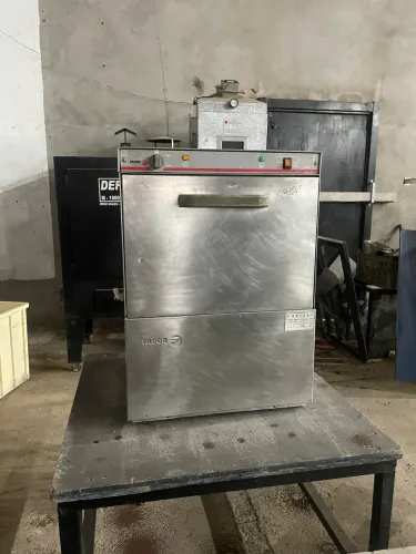 Máquina industrial de louça 