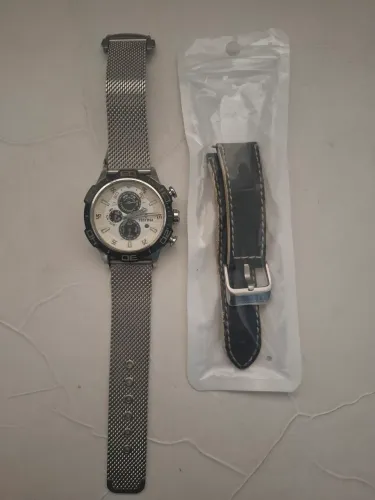 Relógio Festina, Estado de Novo. Acompanha 2 pulseiras, uma original. Sem marcas.