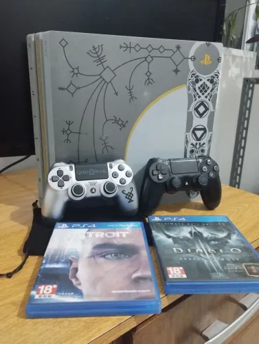 PlayStation 4 Pro - edição especial God Of War 2018