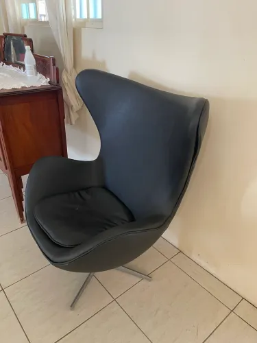 Poltrona Egg Arne Jacobsen preta