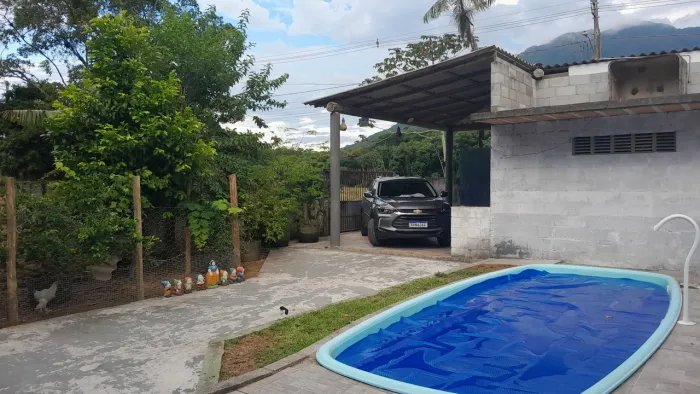 Casa com oficina mecânica montada