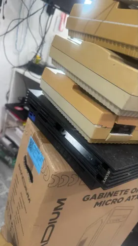 Caixa com carcaças e partes do super Nintendo