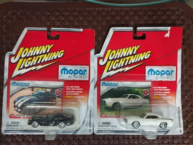 2 Miniaturas 1:64 Johnny lightning Mopar or no car
