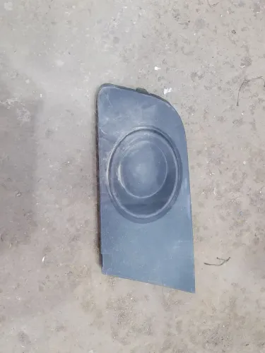 Moldura farol milha Amarok esquerdo