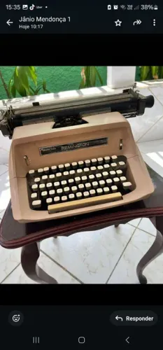 Máquina de escrever antiga Remington