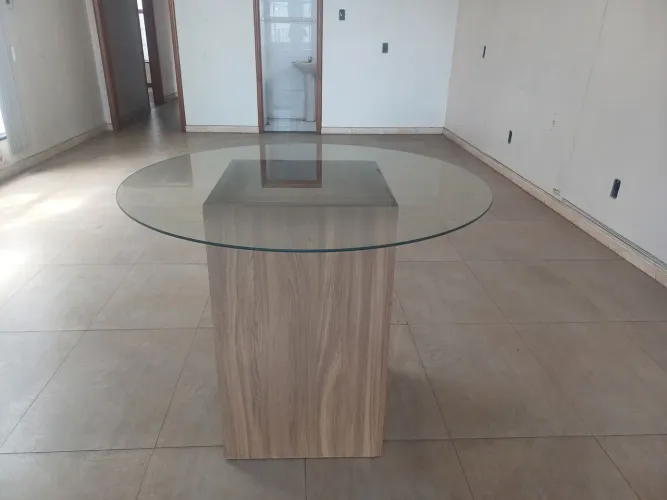 Mesa de vidro redonda com base de madeira