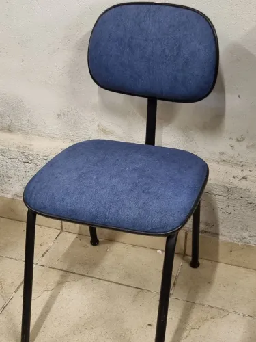 Cadeira Fixa Simples Azul por 89,00. Peça única