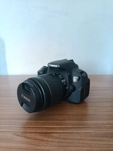 Canon EOS Rebel T5i + lente do kit 18-55 + 3 baterias.