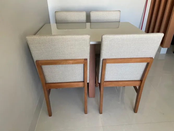 Mesa de Jantar com 4 Cadeiras madeira