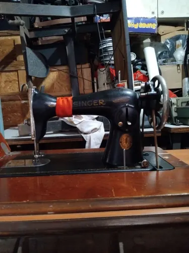 Máquina de Costura Antiga com Máquina de Costura Singer