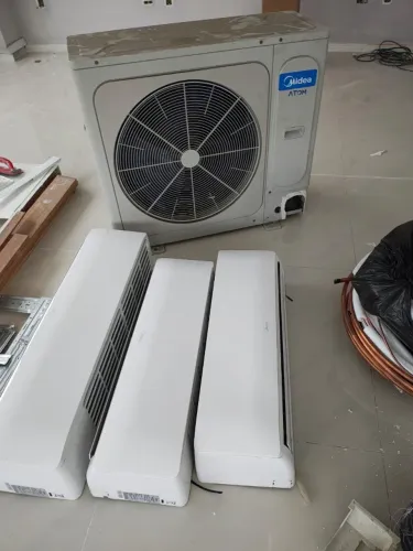 Torro ar condicionado VRF MIDEA, com 3 evaporadores quente e frio.