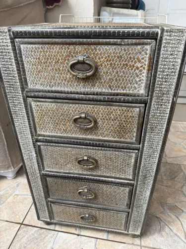 Armário em madeira vintage e patina