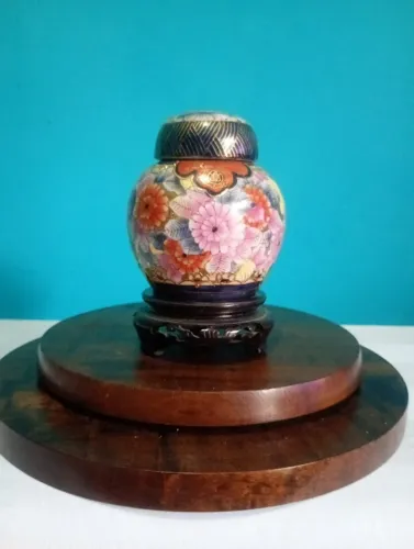 Antigo vaso / potiche com tampa chinês pintado a mão