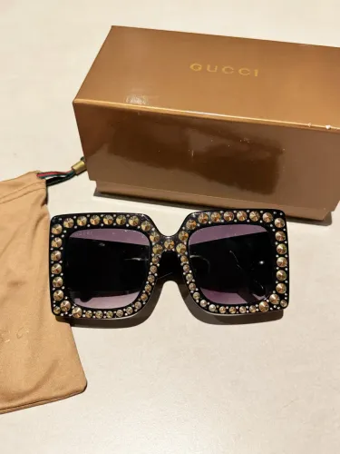 óculos de sol gucci com pedras e tarrachas 