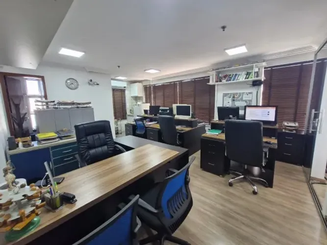 Estação para trabalho com gaveteiro reforçado nos dois lados