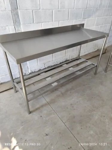 Bancada Industrial de Aço Inox - Tampo Antiderrapante para Ambientes Úmidos