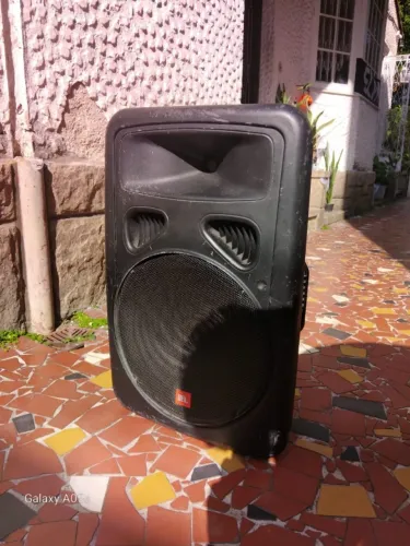 Caixa JBL EON