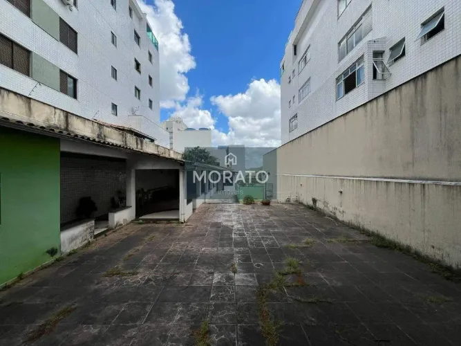 Lote plano e murado à venda com 360m² no Bairro Liberdade.