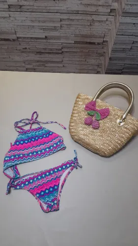Vendo conjunto de Biquine infantil e bolsa de palha decorada,seminovos, Tam 6 anos