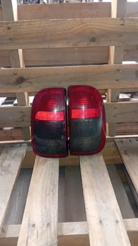 PAR LANTERNA TRASEIRA TAMPA DE MALA CHEVROLET SAVEIRO G3 97/05 FUME FULL