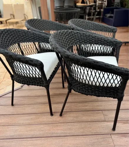 Poltronas em alumínio  Revestimento em trico 690 cada