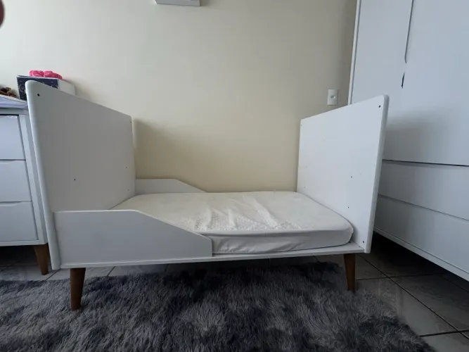 Berço q vira cama Theo