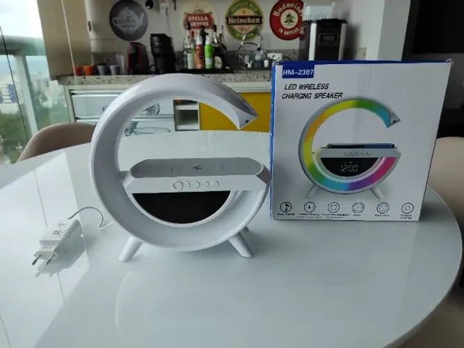 Com Music rigtone, wireless charging , seven color selections, relógio, alarme e FM rádio
