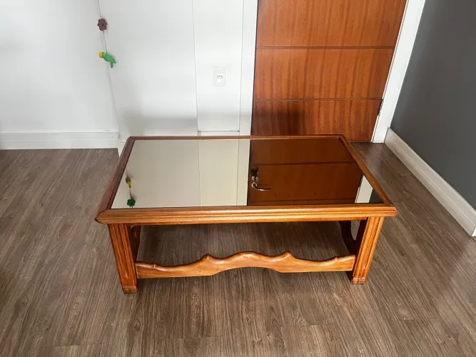 Mesa de centro em madeira com tampo de vidro