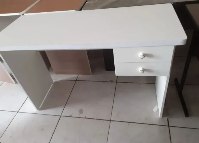 Promoção mesa escrivaninha reta branca com gavetas