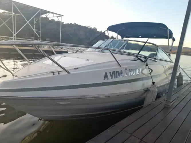 Lancha Triton 20 pés cabinada motor Yamaha 150