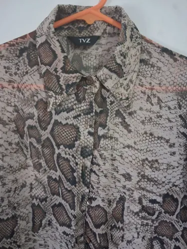 LINDÍSSIMA Camisa Feminina estampa de cobra - Tamanho 42 em excelente estado!!!