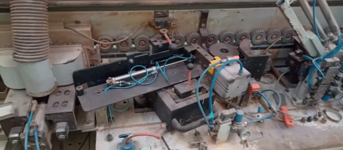 COLADEIRA DE BORDOS HOMAG DKR130 Ano 2014 Máquina em pleno funcionamento 