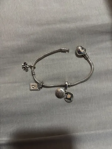Pulseira Pandora original com berloques 